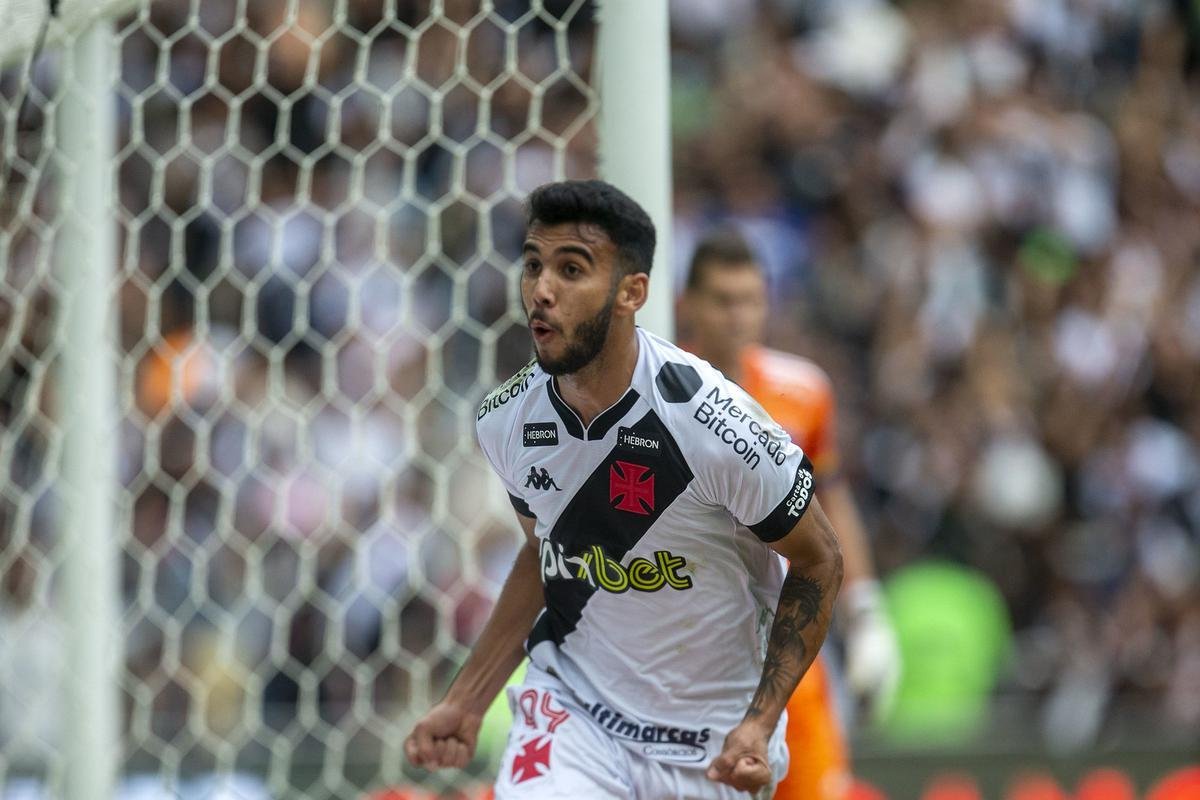 Getlio abriu o placar para o Vasco sobre o Cruzeiro, no Maracan, aps cruzamento perfeito de Nen: 1 a 0