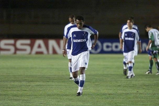 2005 - Copa Sul-Americana - Cruzeiro foi eliminado nas oitavas de final ao ser derrotado pelo Vélez Sarsfield. Imagem da partida diante do Juventude, no Mineirão, pela primeira fase.