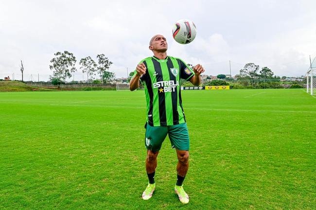 Fotos da apresentao do lateral-direito Nino Paraba no Amrica