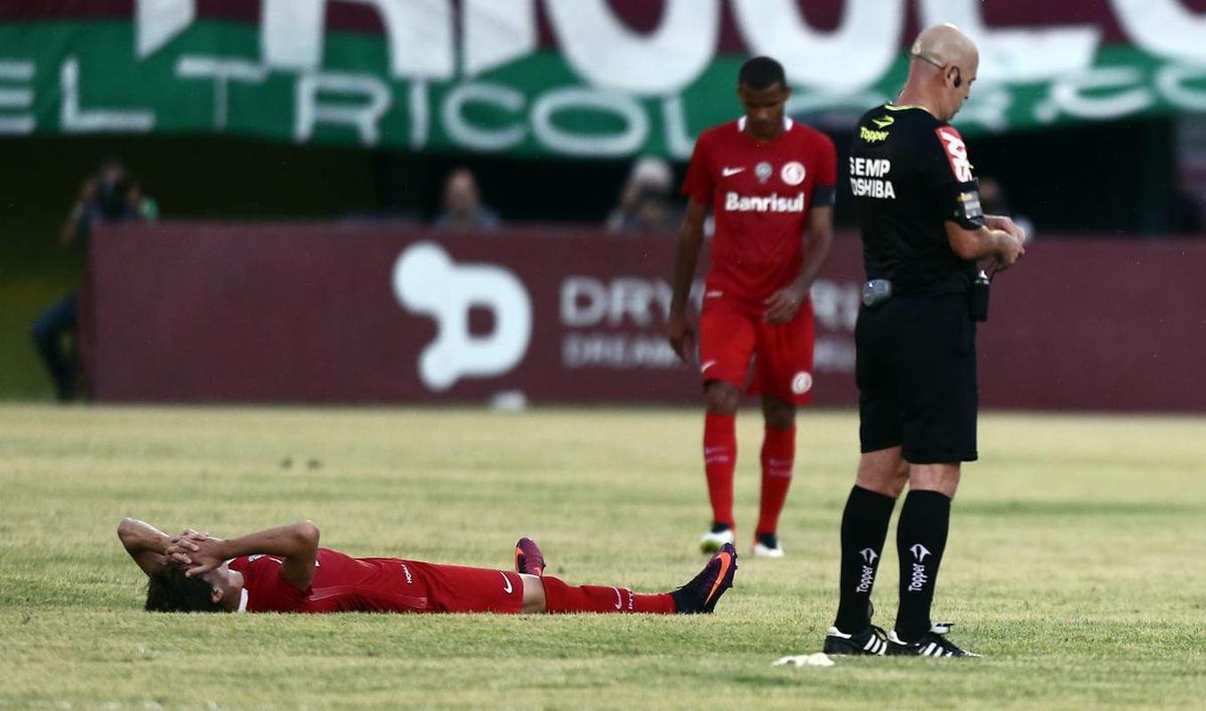 2016: o primeiro e nico rebaixamento do Internacional ocorreu no mesmo ano que o time foi semifinalista da Copa do Brasil, competio vencida pelo maior rival Grmio. O sucesso do adversrio local seguiu em 2017, j que o Tricolor foi campeo da Libertadores, enquanto o Inter retornou  Srie A, mas sem o ttulo: ficou com o vice-campeonato da Srie B