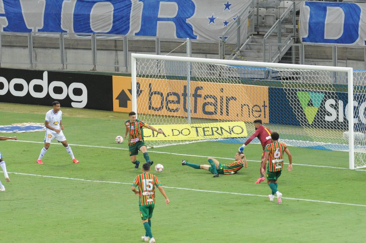 Jogadores do Cruzeiro deixam campo cabisbaixos aps derrota para o Sampaio Corra por 2 a 1