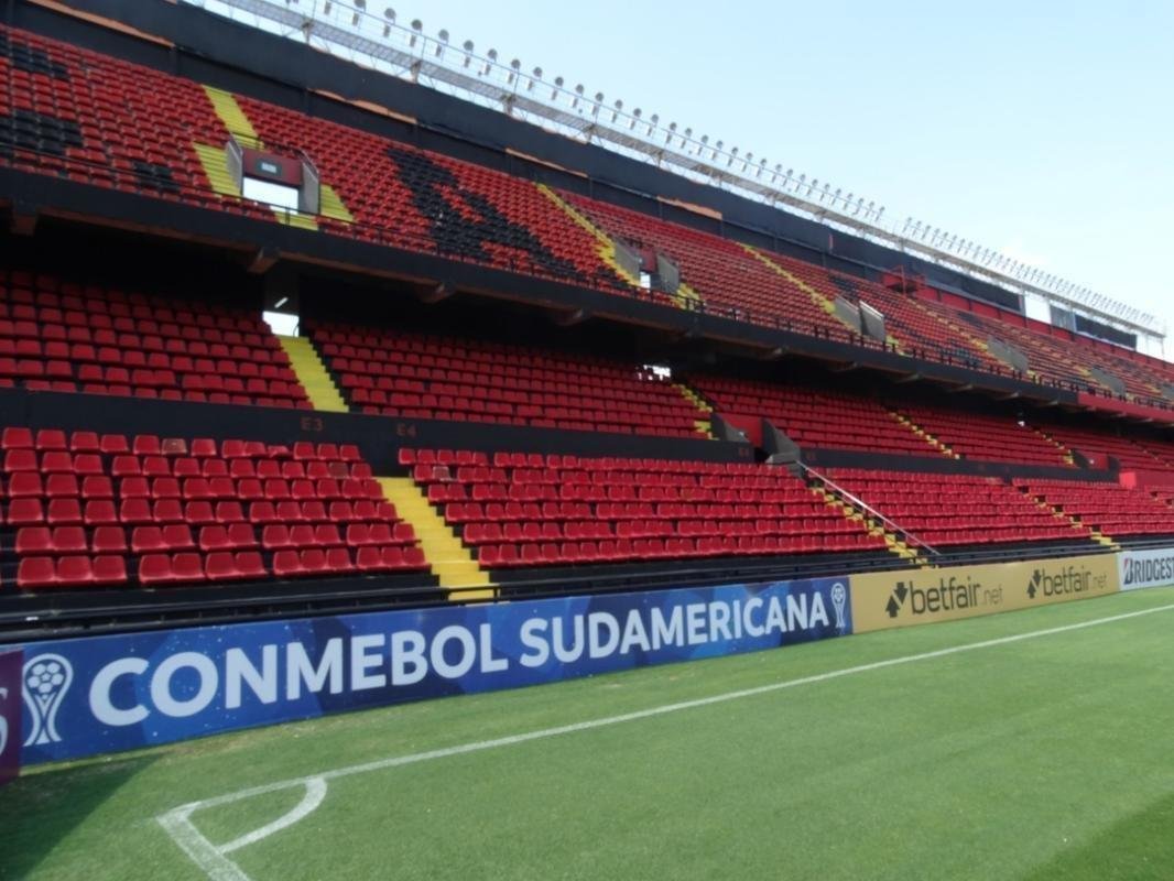 Construdo em 1946, o Cemitrio de Elefantes foi onde o Coln venceu o Santos de Pel, a Seleo Argentina, o Pearol, ento campeo mundial, e os poderosos River Plate e Boca Juniors