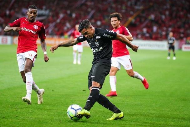 Galo derrotou Internacional no Beira-Rio com gols de Cazares e Terans; D'Alessandro descontou de pênalti