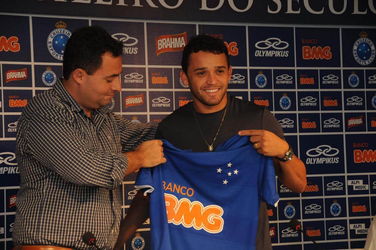 Charles viveu a melhor fase no Cruzeiro entre 2007 e 2008. Com futebol de muita força e garra, o volante também era arma em chutes de longa distância. Em agosto de 2008, foi vendido ao Lokomotiv Moscou, da Rússia, por 5 milhões de euros. Em 2011, voltou ao clube celeste e contribuiu para evitar o rebaixamento ao marcar quatro gols em 16 partidas no Brasileirão. Contudo, caiu de produtividade em 2012 e acabou liberado para defender o Palmeiras. Em 2014, Charles retornou ao Cruzeiro e treinou separado do grupo principal durante um ano e dois meses. A reintegração ocorreu somente em fevereiro de 2015. Naquela temporada, o meio-campista alternou boas e más atuações e se despediu em definitivo em dezembro. No geral, disputou 141 jogos e contabilizou 14 gols. De 2016 a 2020, atuou no Antalyaspor, da Turquia.