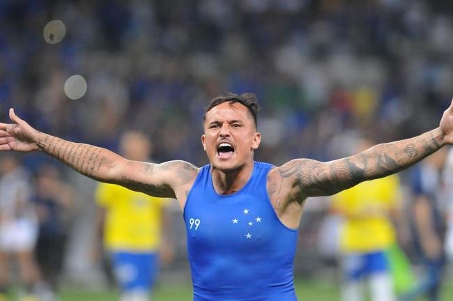 Fotos da grande festa da torcida e do time do Cruzeiro aps a vitria sobre o Operrio, por 1 a 0, que aproximou o time celeste do acesso  Srie A