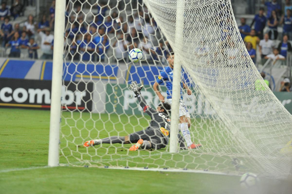 Cruzeiro venceu com facilidade o time paranaense na noite deste sbado