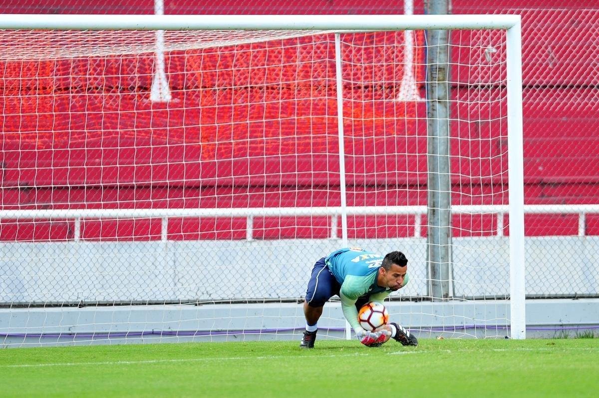 Fotos do treino do Cruzeiro no estdio Libertadores de Amrica, casa do Independiente, em Avellaneda. Time celeste fechou preparao para o jogo contra o Racing, s 21h30 desta tera-feira, no El Cilindro, pela primeira rodada do Grupo 5 da Copa Libertadores (Ramon Lisboa/EM D.A Press)
