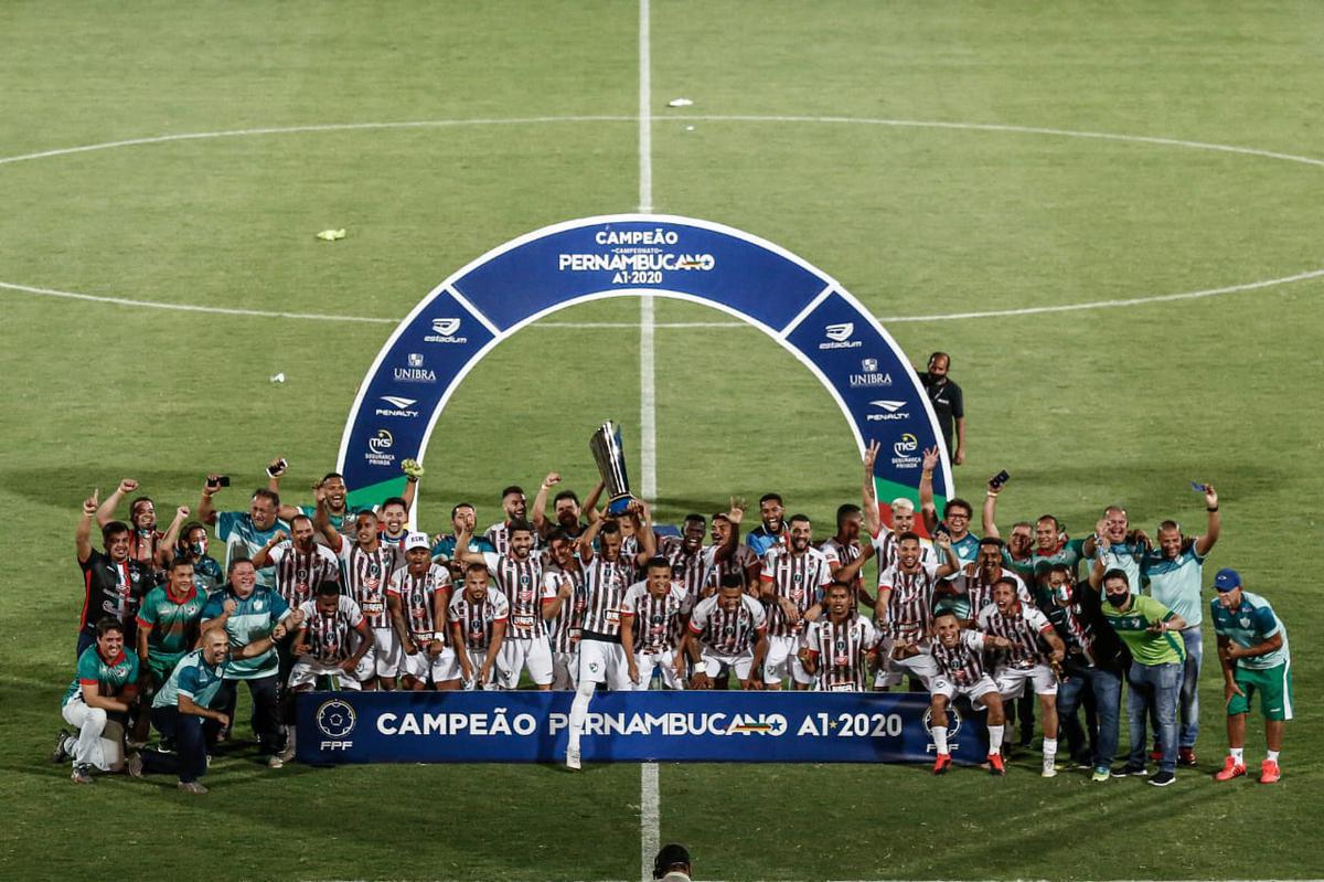Após empatar em 0 a 0 contra o Santa Cruz, no Arruda, o Salgueiro bateu a Cobra Coral nos pênaltis e garantiu o primeiro título Estadual para o interior pernambucano