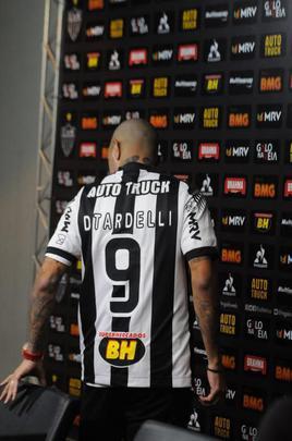 Diego Tardelli foi apresentado pelo diretor de futebol do Atlético, Rui Costa, neste domingo, antes do jogo contra a Caldense