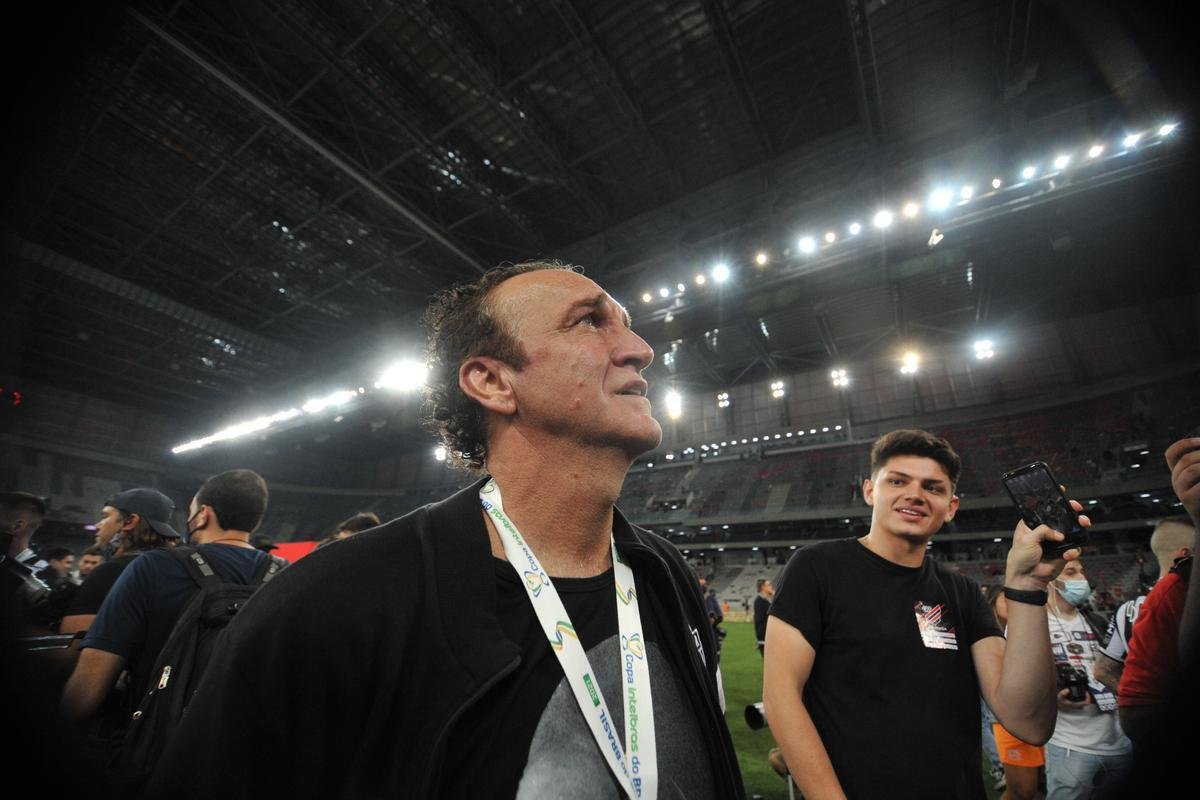 Atltico ergue a taa e festeja bi da Copa do Brasil