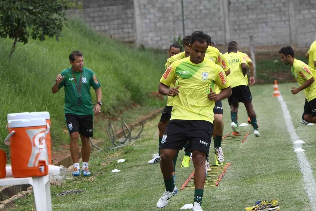 O elenco do Amrica se reapresentou para a temporada 2015 na tarde desta segunda-feira, no CT Lanna Drumond. Depois de reunio com integrantes do conselho de administrao, os jogadores foram para um campo secundrio, onde realizaram o primeiro trabalho com bola. O gramado principal passa por reformas.