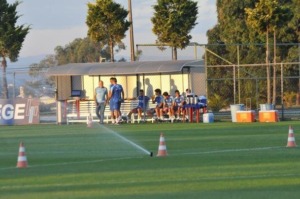 Cruzeiro iniciou sua intertemporada nesta segunda-feira na Toca da Raposa II. Tcnico Mano Menezes contou com elenco completo. Grupo agora comea preparao para decises com Atltico na Copa do Brasil, River Plate na Copa Libertadores e 29 rodadas restantes do Campeonato Brasileiro