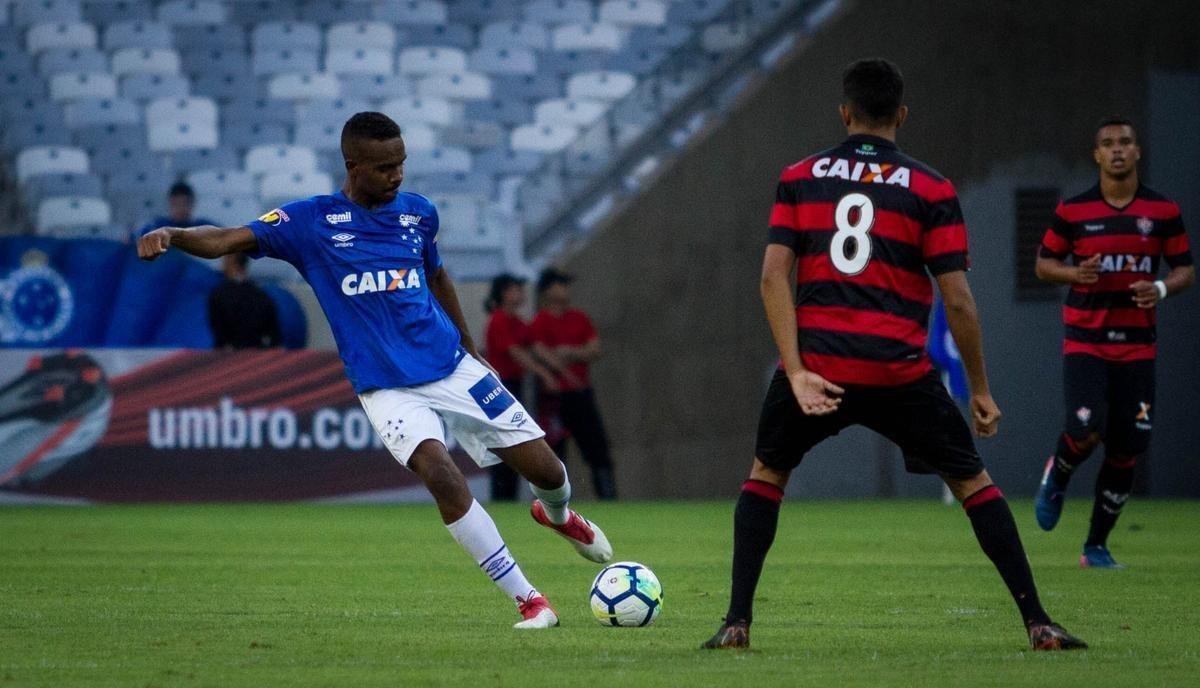 Pelo Brasileiro Sub-20, Cruzeiro derrotou Vitria por 1 a 0, no Mineiro, com gol de Ronaldo