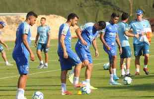 Cruzeiro fez nesta segunda-feira  tarde, na Toca da Raposa II, o ltimo treino em Belo Horizonte antes da partida contra o Internacional, quarta, no Beira-Rio, pela semifinal da Copa do Brasil. O tcnico Rogrio Ceni deve escalar Fbio; Edilson, Ded, Fabrcio Bruno (Leo) e Egdio (Dod); Henrique e Robinho; Marquinhos Gabriel; Thiago Neves e David; Pedro Rocha. Servindo  Seleo Colombiana, Orejuela est fora do jogo.