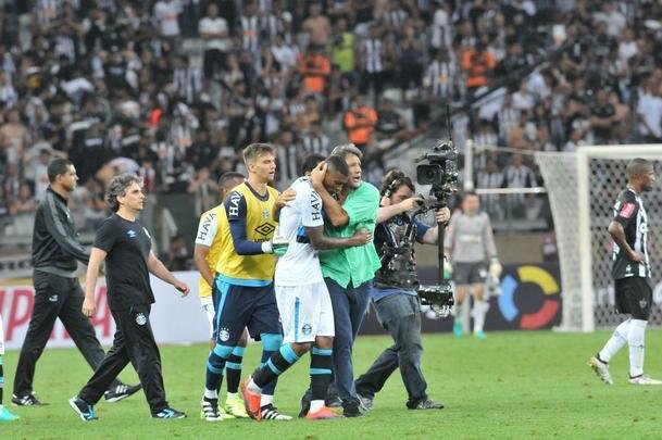 Everton marcou o terceiro gol do Grmio no Mineiro e fechou vitria por 3 a 1 na deciso da Copa do Brasil