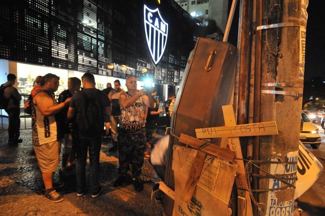 Na noite desta quinta-feira, manifestantes protestaram contra o presidente Srgio Sette Cmara e o diretor de futebol Rui Costa