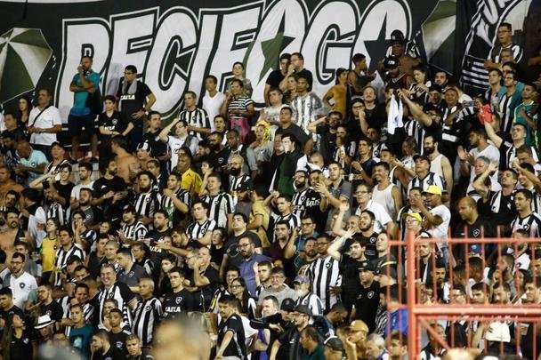 Náutico foi melhor no primeiro tempo e terminou a etapa inicial vencendo pelo placar de 1 a 0, com gol do meia Jean Carlos.