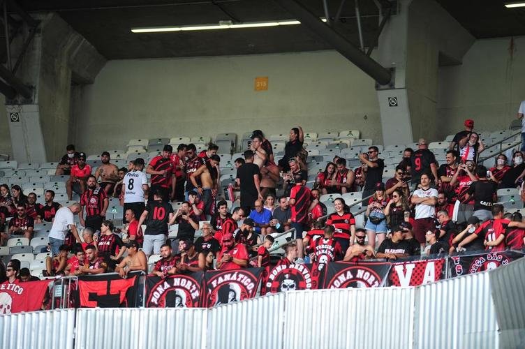 Torcida do Athletico-PR no jogo de ida da final da Copa do Brasil de 2021, contra o Galo, no Mineiro, em BH