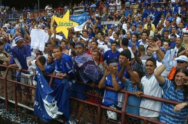 Com o ttulo brasileiro confirmado, o Cruzeiro fez no dia 7 de dezembro de 2003 o jogo da taa e das faixas contra o Fluminense, no Mineiro. Com show de Alex, autor de dois gols, o time celeste goleou os cariocas por 5 a 2 e promoveu nova festa da torcida azul em Belo Horizonte. Jogadores finalmente ergueram a taa oficial do Campeonato Brasileiro, cedida pela CBF, e deram a volta olmpica. Os campees brasileiros de 1966 tambm participaram das comemoraes no Gigante da Pampulha.