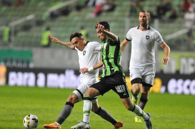 Fotos da vitória do América sobre o Botafogo, por 3 a 0, no Independência, em Belo Horizonte, pelas oitavas de final da Copa do Brasil. Wellington Paulista, Danilo Avelar e Alê marcaram os gols da vitória do Coelho no Horto