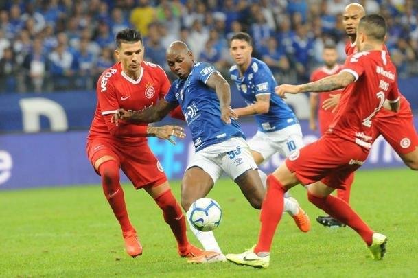 Fotos do primeiro tempo do duelo entre Cruzeiro e Internacional, no Mineiro, pela semifinal da Copa do Brasil