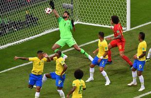 Fernandinho errou ao tentar tirar a bola em escanteio e colocou contra as prprias redes