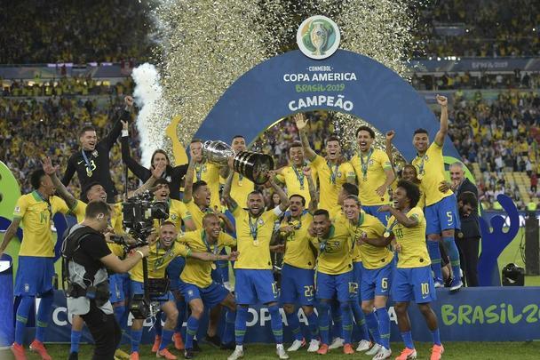 Seleção Brasileira derrota Peru por 3 a 1, conquista Copa América e ergue a taça no Maracanã; veja as fotos da festa do Brasil