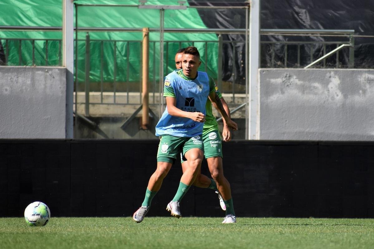 Nesta terça-feira (17), o América realizou atividades com bola na Arena Independência, em Belo Horizonte. O zagueiro Eduardo Bauermann, recuperado de uma cirurgia no joelho esquerdo, participou normalmente das atividades e é opção para o técnico Lisca. A equipe mineira se prepara para o confronto contra o Internacional, em partida válida pelas quartas de final da Copa do Brasil. No jogo de ida, o Coelho venceu por 1 a 0 em Porto Alegre e, agora, entra em campo por um empate para avançar às semifinais do torneio.
