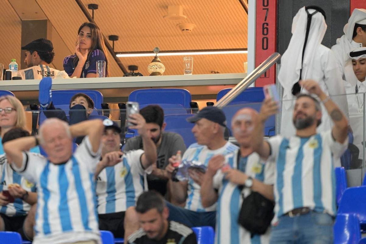 Familiares de Messi em camarote do Estdio 974, de Doha, durante jogo entre Argentina e Polnia pelo Grupo C da Copa do Mundo. Nas fotos aparecem o pai Jorge Messi, a esposa Antonela Roccuzzo e os filhos Ciro, Thiago e Matteo