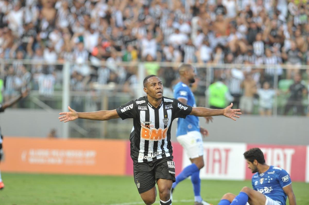 Elias, de cabea, abriu o placar para o Atltico aos 29 minutos do primeiro tempo