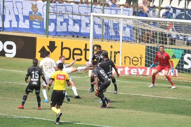 Cruzeiro e Ponte Preta se enfrentaram numa manh de forte calor em Sete Lagoas
