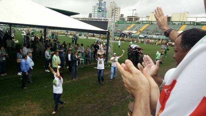 Depois de homenagens, corpos deixaram a Arena Condá. Muitos serão transferidos para cidades de origem das vítimas