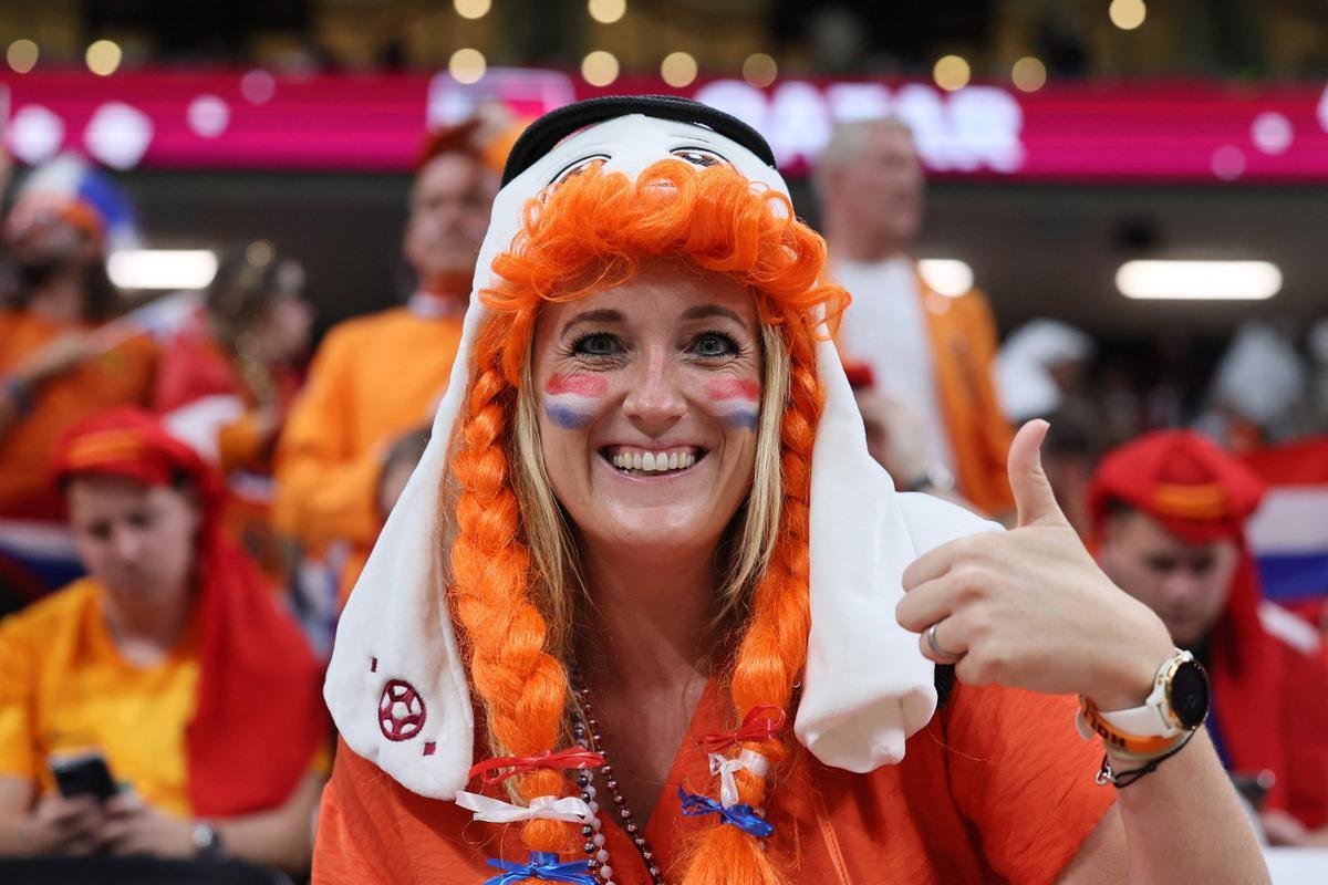 Torcedores de Holanda e Catar no Estdio Al-Bayt, em Al Khor, pelo Grupo A da Copa do Mundo