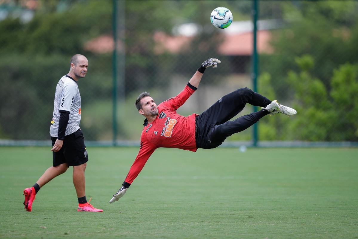 O treinador de goleiros Danilo Minutti recebeu o diagnóstico positivo de COVID-19 em 16 de novembro de 2020, mesmo dia em que realizou os exames na Cidade do Galo