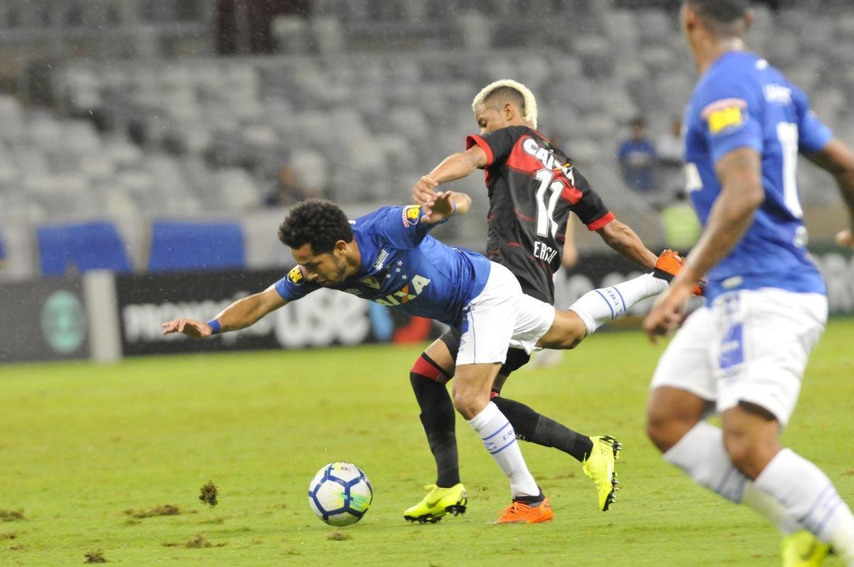 No segundo tempo, Fred marcou duas vezes e ampliou vantagem do Cruzeiro para 3 a 0
