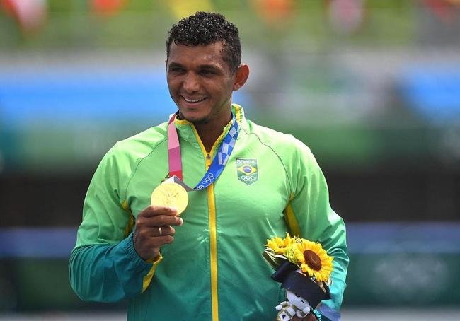 Isaquias Queiroz conquistou a medalha de outo na canoagem sprint C1 1000m