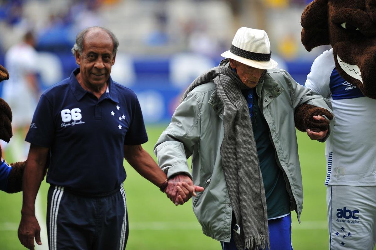 Cruzeiro: time campeo da Trplice Coroa de 2003 venceu equipe de masters por 2 a 1, neste domingo, em jogo festivo realizado no Mineiro