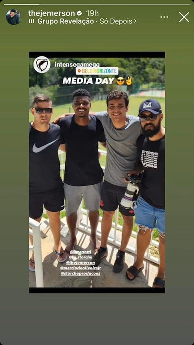 Zagueiro Jemerson com amigos em Belo Horizonte.