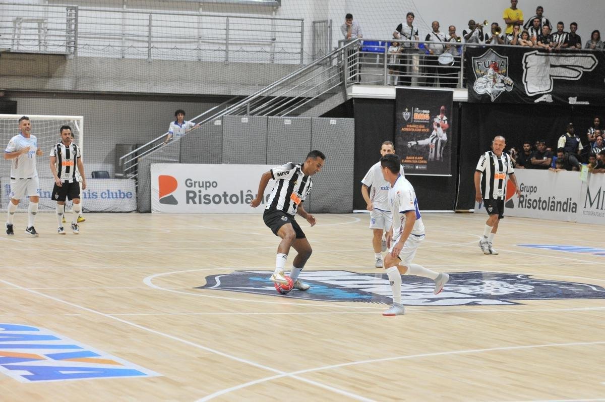 Jogo festivo e solidrio reuniu craques do futsal mineiro em BH