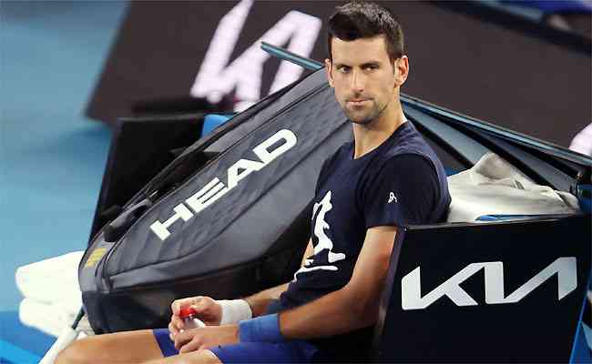 Ameçado de ser deportado, Djokovic treina para o Aberto da Austrália 