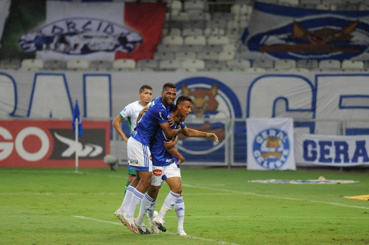 Welinton empatou para o Cruzeiro, que jogou boa parte do segundo tempo com um jogador a menos devido  expulso de Pottker. Final no Mineiro: 3 a 3