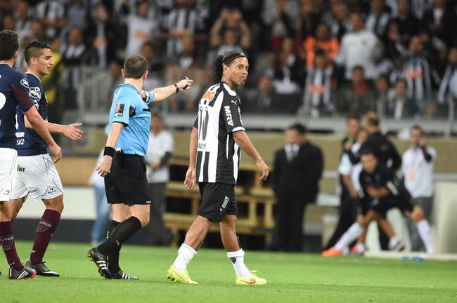 Ronaldinho pode ter feito, contra o Lans, na despedida da Recopa, o seu ltimo jogo pelo Atltico