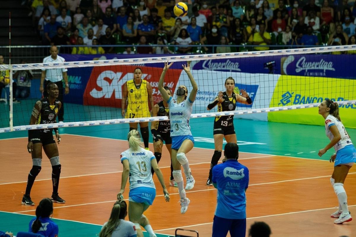 Minas venceu por 3 sets a 1 e saiu na frente do Praia na deciso da Superliga