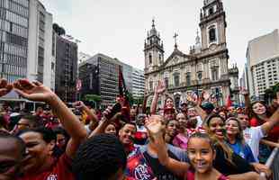 Antes mesmo do avio com os jogadores do Flamengo pousar no Rio de Janeiro, torcedores j faziam a festa na capital carioca