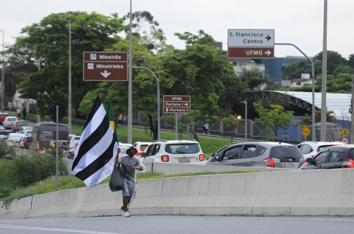 Torcida do Atltico na chegada ao Mineiro para a partida contra o Juventude pela 34 rodada do Campeonato Brasileiro