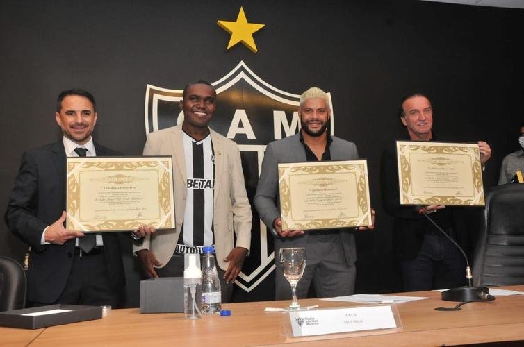 Nesta segunda-feira (6), o diretor de futebol Rodrigo Caetano, o tcnico Cuca e o atacante Hulk, do Atltico, receberam ttulos de cidados honorrios de Belo Horizonte. A iniciativa congratula os alvinegros pelo desempenho esportivo em 2021, com o ttulo do Campeonato Brasileiro.