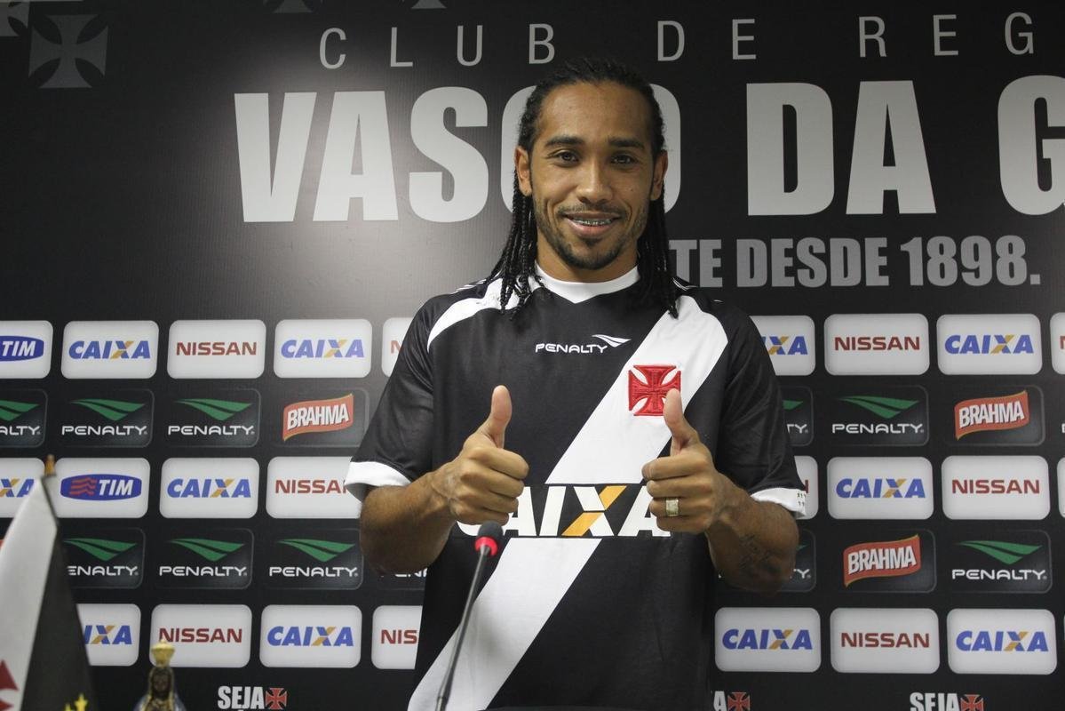 verton Costa: o atacante que passou por Santos e Vasco anunciou o fim da carreira em 2014, aos 28 anos, depois do jogo contra o Resende pela Copa do Brasil, quando defendia o time do Rio. Ele passou por cirurgia para colocar marca-passo.