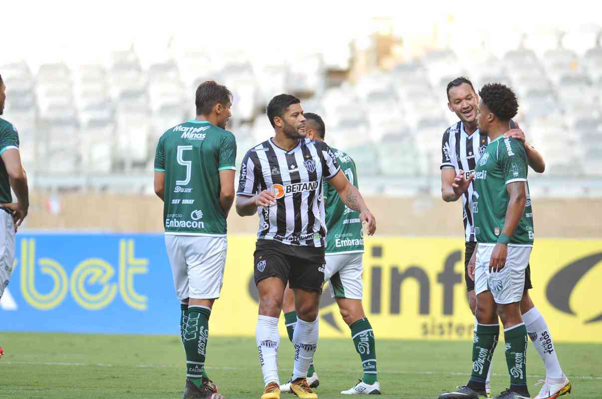 Hulk marcou os dois gols do Atlético na vitória por 2 a 0 sobre a Caldense, no Mineirão, no jogo de ida da semifinal do Camponato Mineiro
