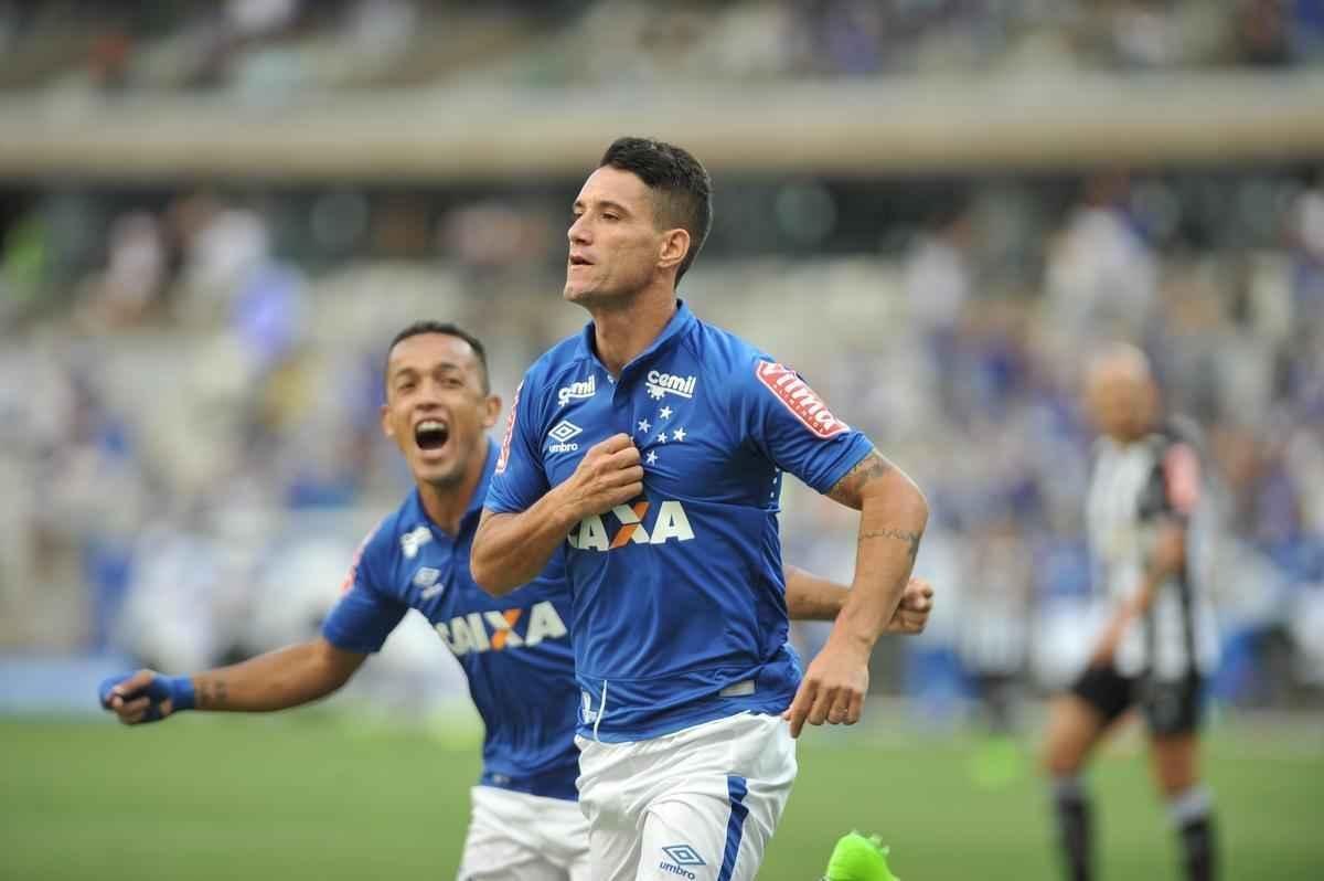 Imagens do primeiro tempo: Cruzeiro abriu o placar com um minuto de jogo, gol de Thiago Neves