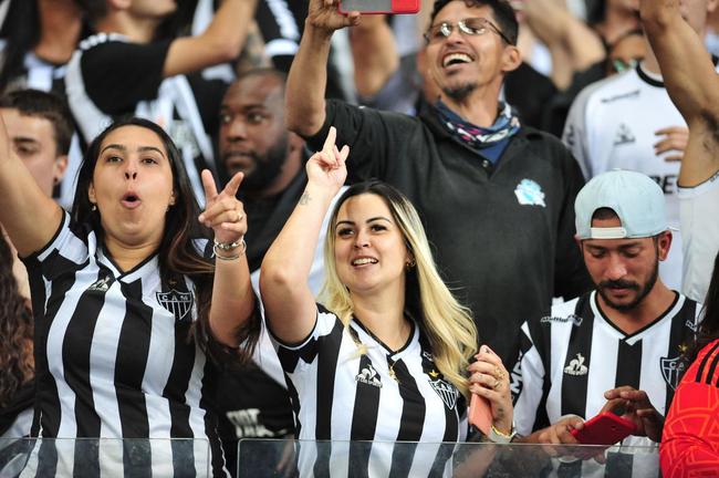 Fotos do gol de Hulk, que deu a vitria ao Galo sobre o Emelec e a classificao s quartas de final da Libertadores